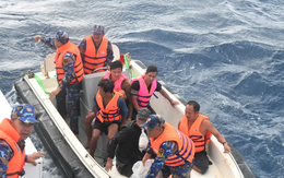 Tàu Hải quân cứu kịp thời 5 ngư dân Bình Định gặp nạn