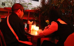Bịt mắt hẹn hò trong quán rượu, cô gái khó chịu vì hành xử của gã trai