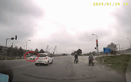 Video: Thót tim cảnh xe ô tô mất lái, tông loạt phương tiện tại ngã tư rồi bỏ chạy