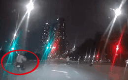 Video: Lao vun vút qua ngã tư dù đèn đã chuyển đỏ. hai người trên xe máy 'rước tai họa'