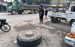 Xe tải đang đi văng bánh ra ngoài khiến 3 người bị thương