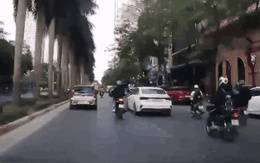 Video: Xe máy 'không biết từ đâu xuất hiện', lao thẳng vào đầu xe ô tô trên phố Hà Nội