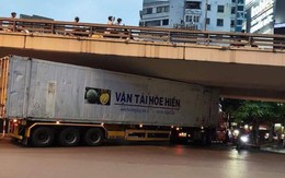 Phạt tiền, tước bằng lái tài xế xe container mắc kẹt dưới gầm cầu Ngã Tư Sở