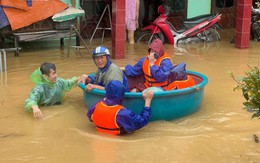 Nước chạm nóc nhà, hàng nghìn hộ dân ở 'rốn lũ' Quảng Bình vẫn cô lập