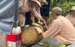 Người dân phát hiện quả bom 'khủng' bên bờ suối