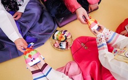 Điều ít biết về những chiếc bao lì xì bằng vải có dây rút "độc lạ" của người Hàn Quốc, trẻ nhỏ cực thích