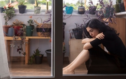 Trong lúc chờ tàn hương cúng Giao thừa, chồng nắm tay tôi thông báo một chuyện chấn động