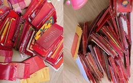 Được mẹ trả lại toàn bộ lì xì sau 20 năm 'giữ hộ', cô gái hồi hộp bóc bao: Không tin thu được bằng đó tiền