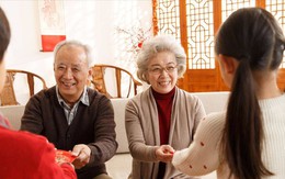 'Tại sao bà nội lì xì con ít hơn bà ngoại?' - Bố mẹ thông minh trả lời thế này để không ai bối rối