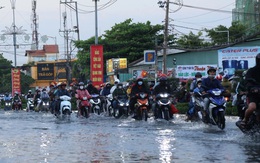 Triều cường bất ngờ, người dân vừa đón Tết vừa 'chạy ngập'