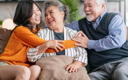 Còn cha, còn mẹ tức là còn xuân, còn Tết