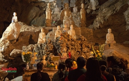 Người dân đổ về chùa Trầm, lễ Phật cầu an trong ngày mùng 3 Tết Nguyên đán