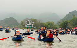 Khai hội Chùa Hương năm 2024: Hàng vạn du khách đội mưa tham gia trẩy hội