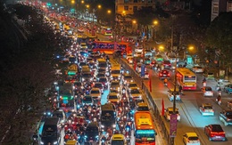 Người dân lỉnh kỉnh đồ về quê nghỉ Tết, nhiều tuyến đường Hà Nội tắc cứng
