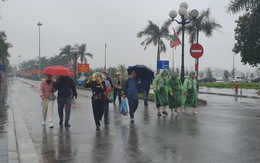 Bất chấp trời mưa, người dân vẫn ùn ùn kéo về đền Trần Nam Định cầu may trước giờ G