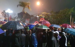 Người dân đội mưa xuyên đêm để chờ giờ khai ấn đền Trần