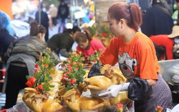 Chợ phố cổ Hà Nội tấp nập người mua gà ngậm hoa hồng cúng Rằm tháng Giêng