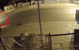 Video: Hoảng hồn cảnh nữ công nhân bị xe máy tông chấn thương sọ não khi đang quét rác trên đường