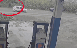 Video: Lái xe máy kiểu 'cảm tử', người đàn ông nhận kết cục thương tâm trước đầu ô tô