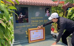 Chồng Thanh Kim Huệ mang bằng khen truy tặng NSND ra mộ vợ, bật khóc và tâm sự