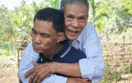 Ông bố bật khóc đón con trai khờ sau 18 năm lưu lạc ở Trà Vinh