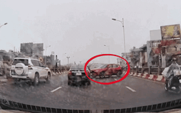 Video: Ngán ngẩm cảnh xe ô tô ngang nhiên quay đầu, đi ngược chiều trên cầu Vĩnh Tuy