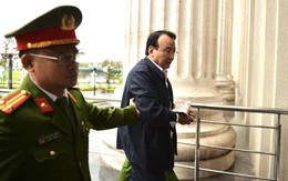 Chủ tịch Tân Hoàng Minh được dẫn tới tòa, hàng nghìn nhà đầu tư cùng đội mưa đến tham gia phiên xét xử