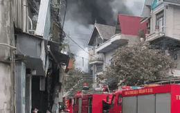 Hàng chục chiến sĩ PCCC khống chế đám cháy lớn tại  nhà dân ở Hà Đông