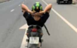 Hành động bất thường của nam sinh Hải Phòng điều khiển xe máy điện trên đường quốc lộ