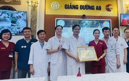 Nữ điều dưỡng A9 Bạch Mai cấp cứu bệnh nhân ngừng tim tại nhà hàng Đà Nẵng nhận khen thưởng 'nóng'