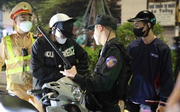 141 hóa trang xuyên đêm truy bắt "quái xế" trên phố Hà Nội