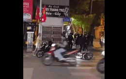 Video: Nhóm thanh niên dùng xẻng đuổi đánh nhau gây náo loạn phố Lò Đúc
