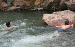 Đi tắm sông với bố, bé trai 6 tuổi bị cuốn chân vào hang động lạ: Cổ vật 2.500 năm được tìm thấy, chính quyền cấm túc cả gia đình