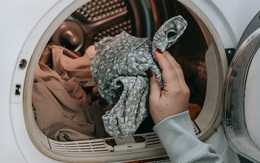Mắc một sai lầm khi dùng máy giặt, người dùng than thở phơi quần áo mãi mà không khô