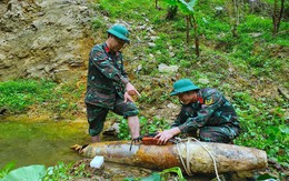 Đào đất làm đường giao thông phát hiện quả bom nặng hơn 2 tạ còn nguyên kíp nổ