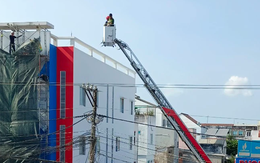 Giải cứu 2 công nhân bị điện giật ở độ cao 15 mét