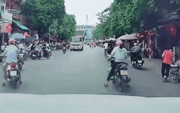 Video: Thót tim cảnh người phụ nữ đi xe máy bất ngờ trượt ngã đúng lúc xe tải đi tới