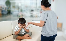 Cha mẹ quá nghiêm khắc với con cái có 12 dấu hiệu điển hình