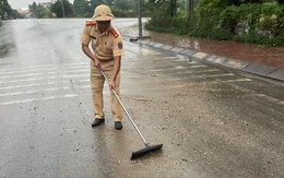 Nghệ An: Cảnh sát giao thông thu dọn đất đá rơi vãi trên đường do mưa lớn