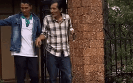 Video: Thương Tín tiều tụy ở Đà Lạt, đi lại chống gậy, có người dìu