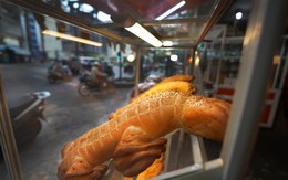 Bánh mì siêu to khổng lồ, hình thù kỳ quặc ở TPHCM