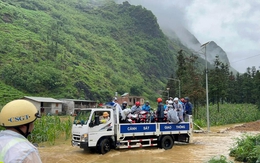 'Giải cứu' 1.000 du khách tham quan sông Nho Quế bị mắc kẹt do mưa lũ ở Hà Giang