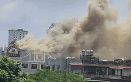 Hà Nội: Cháy lớn trên nóc khách sạn Capital Garden, cột khói bốc cao hàng chục mét