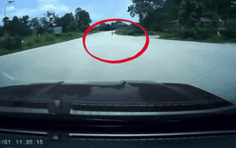 Video: Khoảnh khắc 3 xe máy va chạm liên hoàn khiến nhiều người bị thương