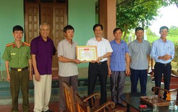 Nhiều nơi còn vướng mắc đền bù, 2 hộ dân ở Quảng Bình được khen thưởng vì hiến đất làm cao tốc