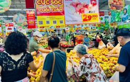 Hàng ngàn mặt hàng trái cây, thực phẩm đang khuyến mại sâu, các 'ông lớn' bán lẻ hỗ trợ người tiêu dùng giảm gánh nặng chi tiêu