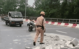 Hà Nội: Truy tìm phương tiện làm rơi hàng chục khối bê tông trên đường quốc lộ
