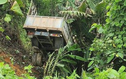 Xe tải chở keo lao xuống vực ở Quảng Nam, 2 người tử vong