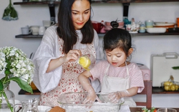 Tròn mắt nhìn em bé 6 tuổi sử dụng dao để nấu nướng một cách thành thục, càng ngưỡng mộ cách mẹ dạy con gái