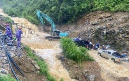 Mưa lớn tại Hà Giang, nước chảy như thác khiến du khách mắc kẹt ở Nho Quế